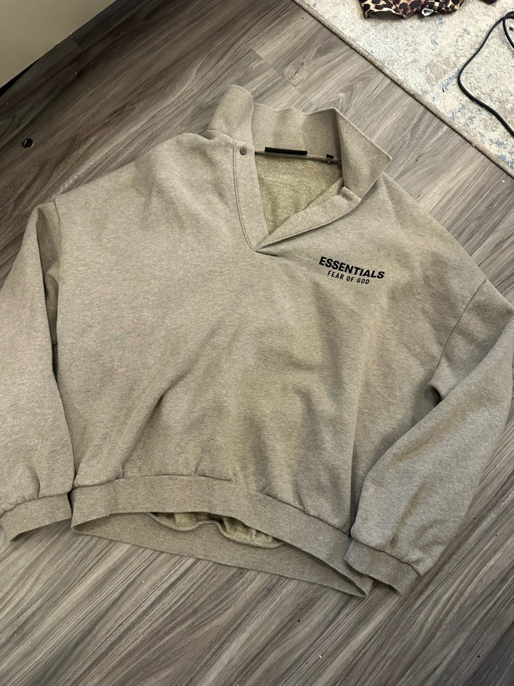 Essentials Men Sweatshirt in Heather Gray